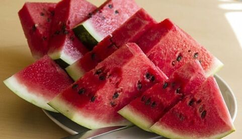 Tranches appétissantes de belle pastèque rouge mûre